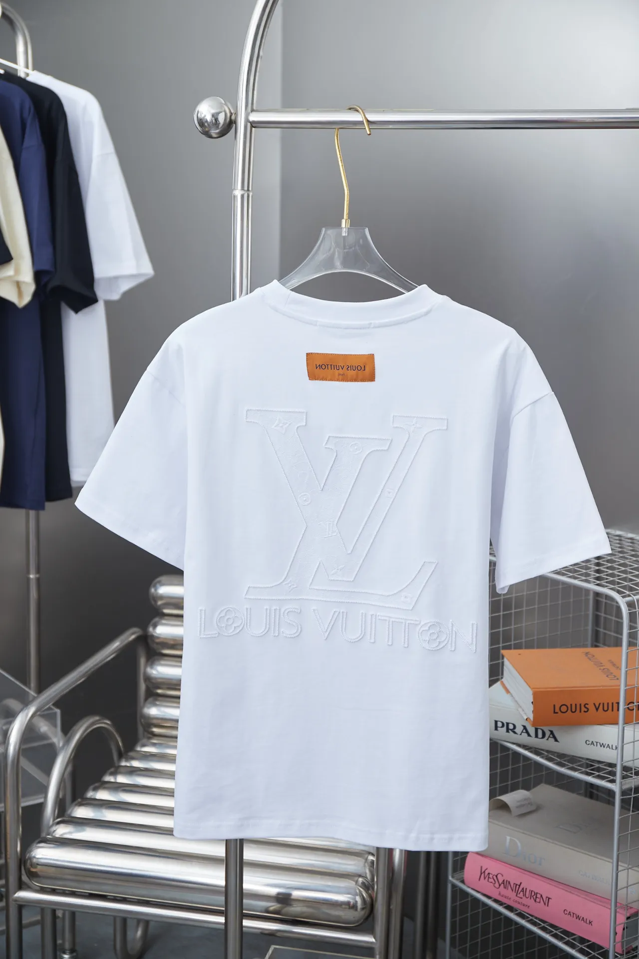 🅿️190 1V 25SS early spring new style Toothbrush embroidered logo short sleeves Light luxury essential item for daily commuting for men and women Correct version Welcome to compare Detailed features · 320g 100% pure cotton double yarn jersey fabric · Custom dyed in the same vat, special thickened 32 pieces double-strand 1X1 thread · Imported Tajima machine machine embroidery, toothbrush embroidered logo embroidery pattern + three-dimensional burnt flowers · Double-needle sewing and cross-seam technology · Original main mark, washed tag, brand moisture-proof paper packaging Color: black/white/pink Size: S/M/L/XLI